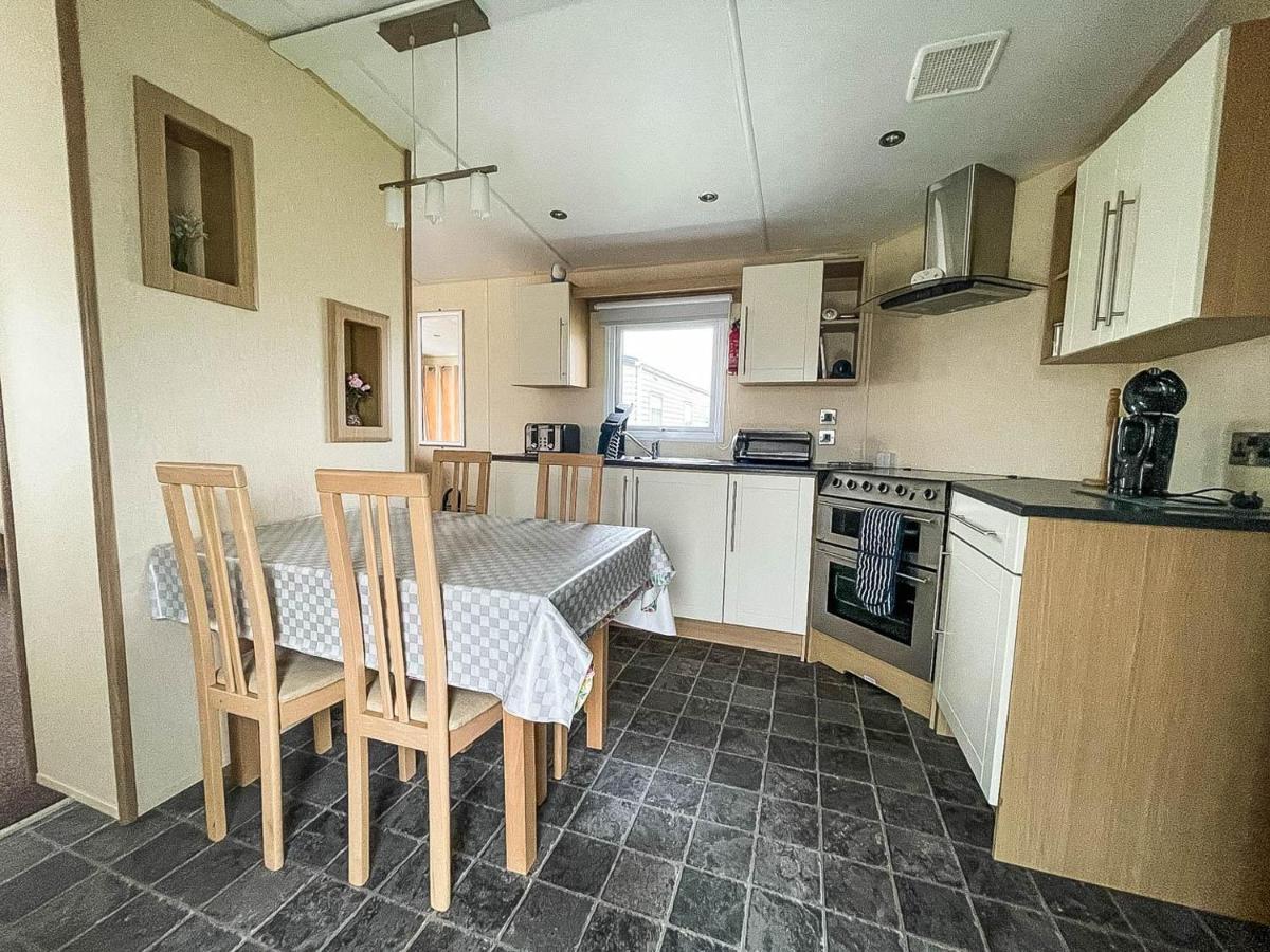 Lovely Caravan With Decking At Heacham Beach In Norfolk, Sleeps 6 Ref 21020C Extérieur photo