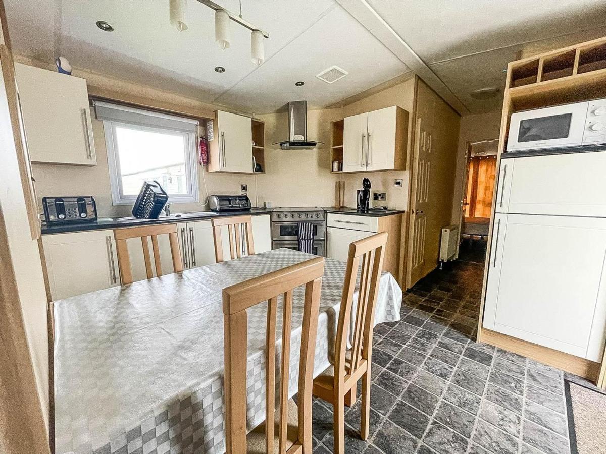 Lovely Caravan With Decking At Heacham Beach In Norfolk, Sleeps 6 Ref 21020C Extérieur photo