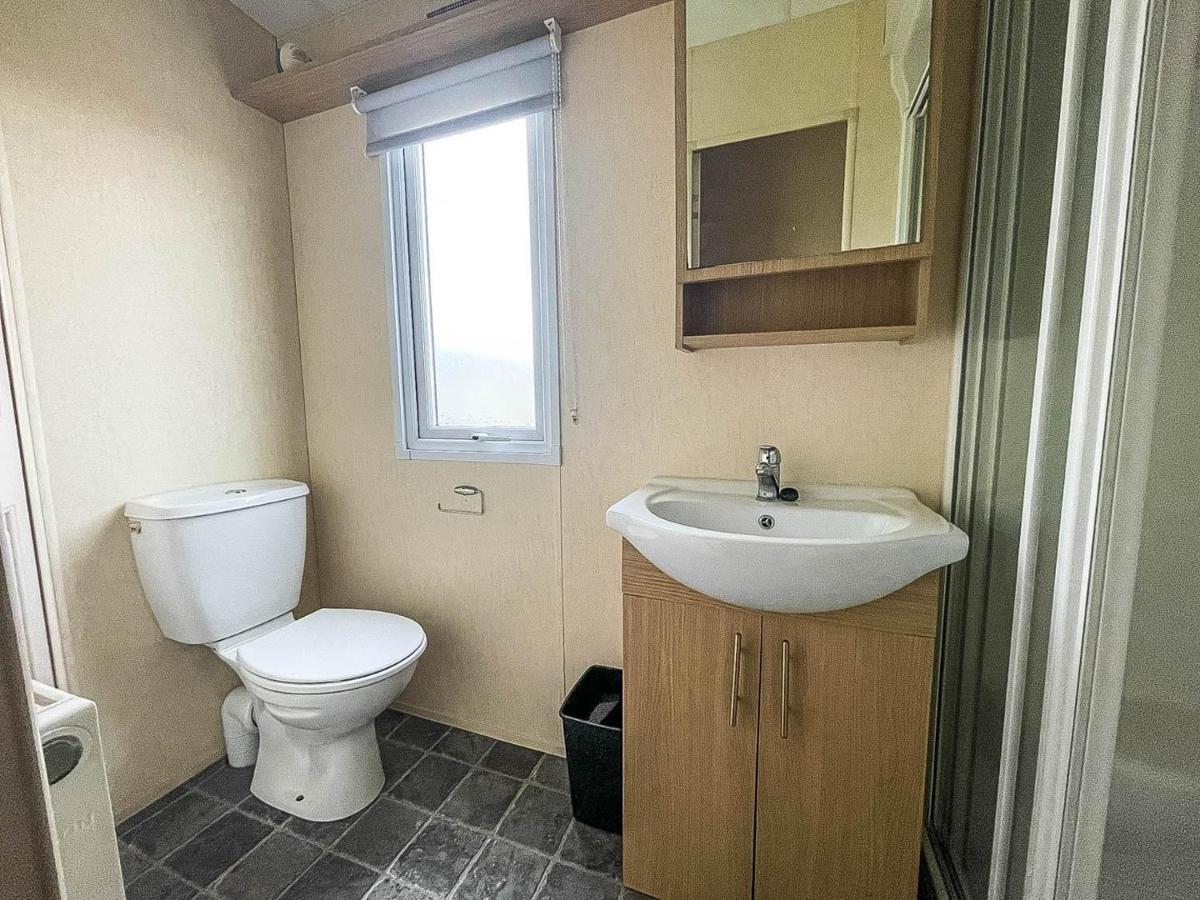 Lovely Caravan With Decking At Heacham Beach In Norfolk, Sleeps 6 Ref 21020C Extérieur photo
