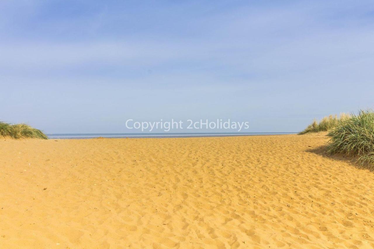 Lovely Caravan With Decking At Heacham Beach In Norfolk, Sleeps 6 Ref 21020C Extérieur photo