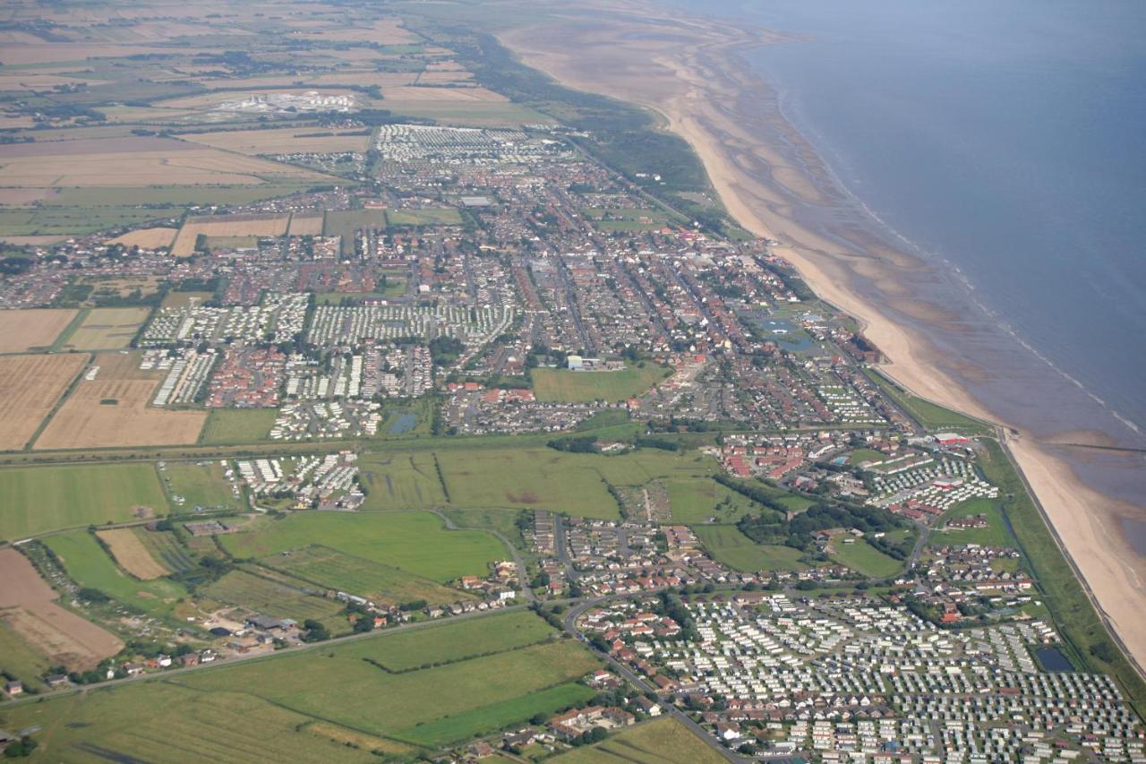 Lovely Caravan With Decking At Heacham Beach In Norfolk, Sleeps 6 Ref 21020C Extérieur photo